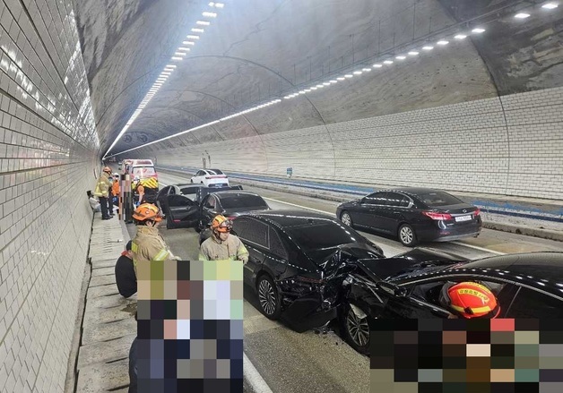 평창 영동고속도로 진부 1터널서 4중 추돌…4명 이송