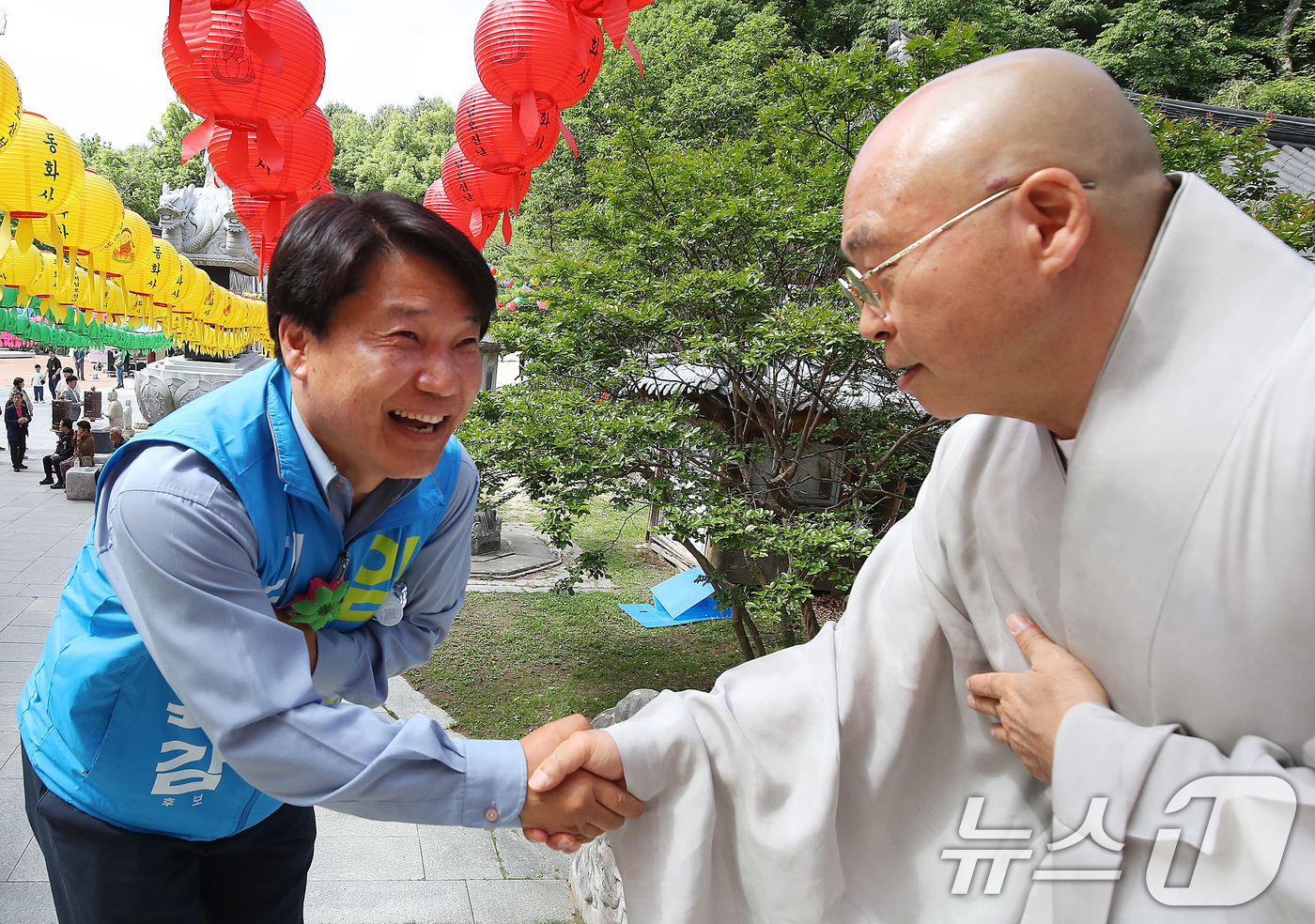 (대구=뉴스1) 공정식 기자 = 임성무 대구교육감 후보(왼쪽)가 24일 불기 2570년 부처님오신날을 맞아 대구 동구 동화사를 찾아 동화사 주지 선광 스님과 인사 나누고 있다. 2 …