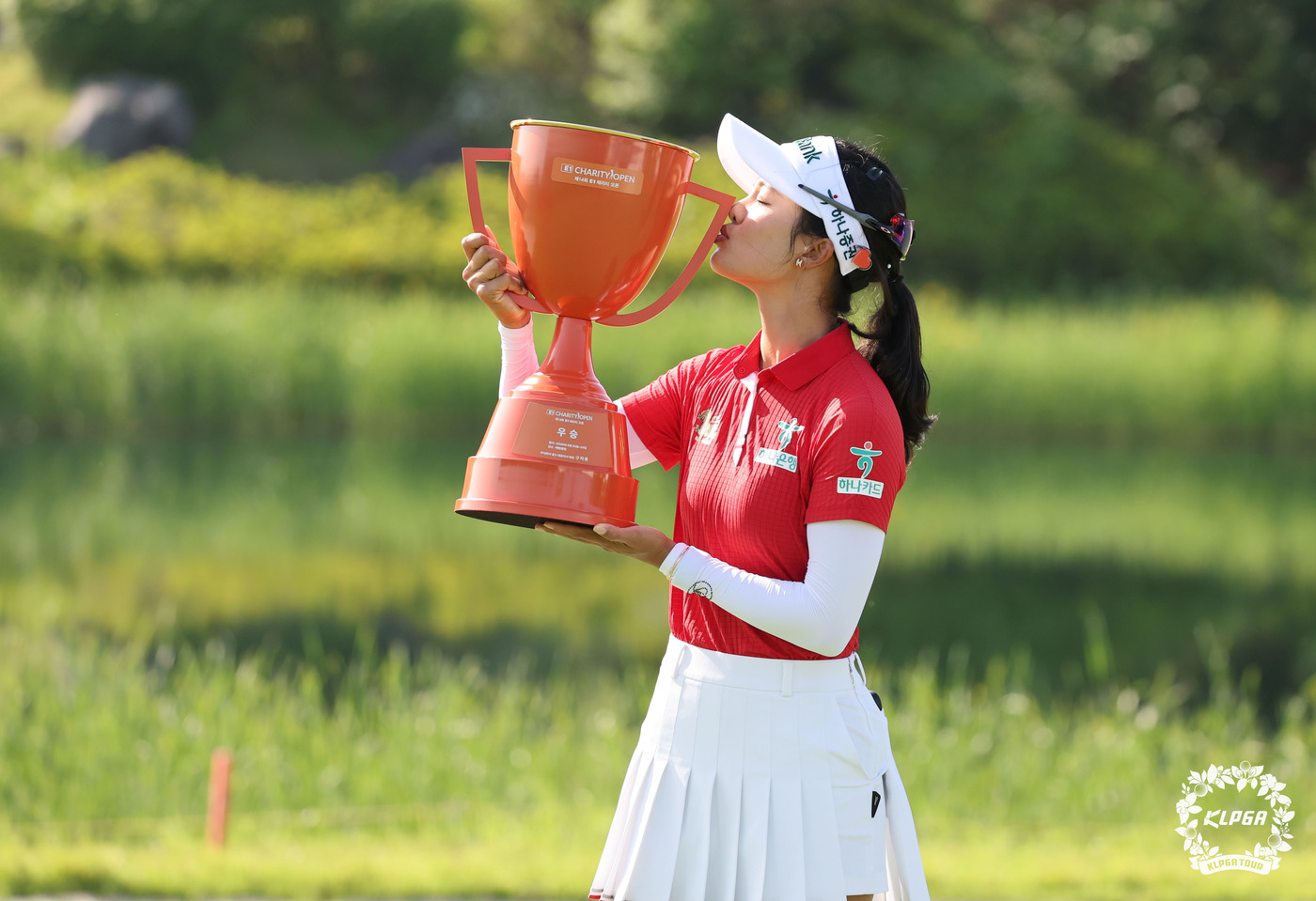 (여주=뉴스1) = 짜라위 분짠이 24일 경기 여주에 위치한 페럼클럽에서 열린 '제14회 E1 채리티 오픈' FR에서 우승을 차지, 트로피에 입을 맞추고 있다. (KLPGA 제공. …