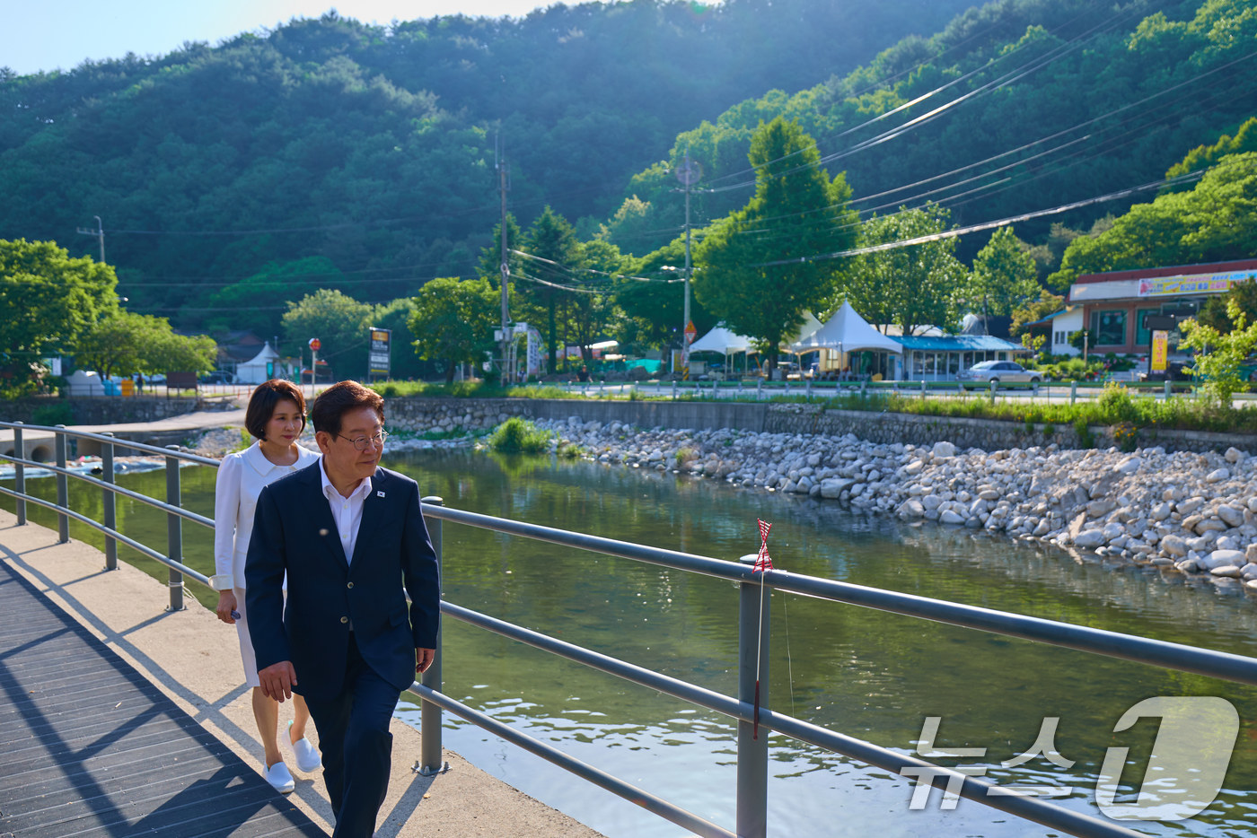 (서울=뉴스1) 이재명 기자 = 이재명 대통령이 24일 경기 포천 백운계곡을 찾아 하천·계곡 이용 실태와 안전관리 상황을 점검하고 있다. (청와대 제공. 재판매 및 DB 금지) 2 …