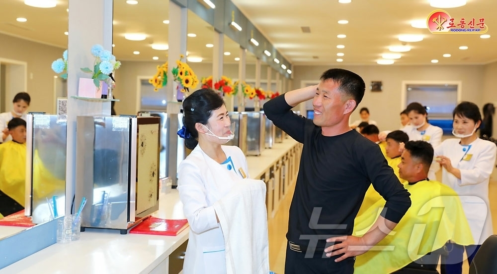 (평양 노동신문=뉴스1) = 북한 노동당 기관지 노동신문은 25일 "당정책이 인민을 찾아가고 인민은 당정책의 덕으로 새 생활, 새 문명의 주인이 된 감동깊은 이야기를 전하고싶어 우 …
