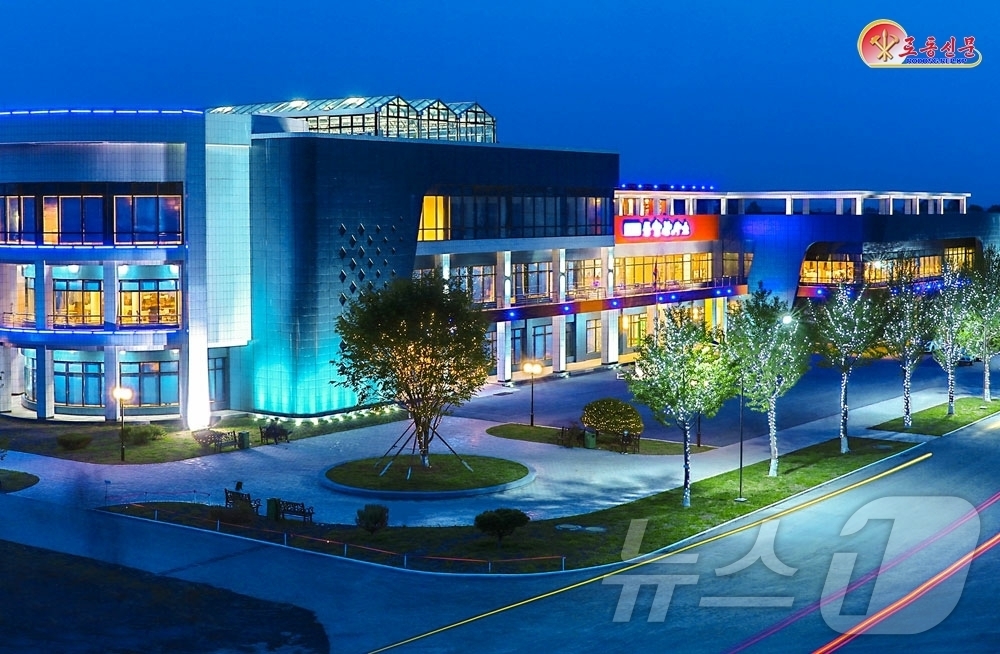 (평양 노동신문=뉴스1) = 북한 노동당 기관지 노동신문은 25일 "당정책이 인민을 찾아가고 인민은 당정책의 덕으로 새 생활, 새 문명의 주인이 된 감동깊은 이야기를 전하고싶어 우 …