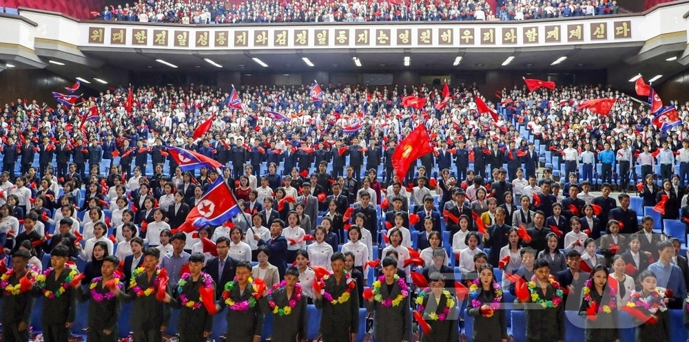 (평양 노동신문=뉴스1) = 북한 노동당 기관지 노동신문은 25일 "당의 위업수행의 전위에서 척후대, 돌격대의 공훈을 당당히 아로새겨갈 청춘들의 삶의 지향이 하나로 합쳐지는 속에 …