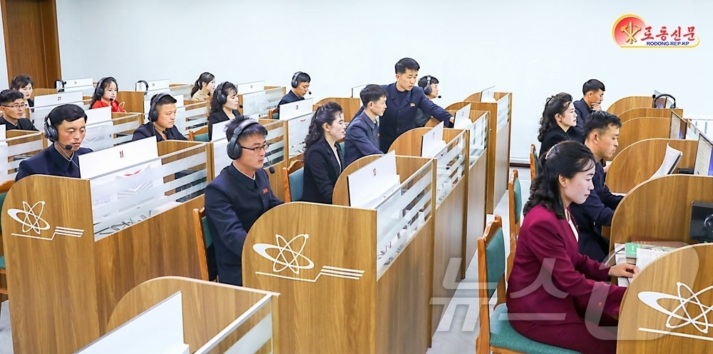 (평양 노동신문=뉴스1) = 북한 노동당 기관지 노동신문은 25일 "누구나 선진과학기술을 부단히 습득하여 지식의 노화, 기술의 노화를 극복하고 맡은 책임과 본분을 다하자면 이 야전 …