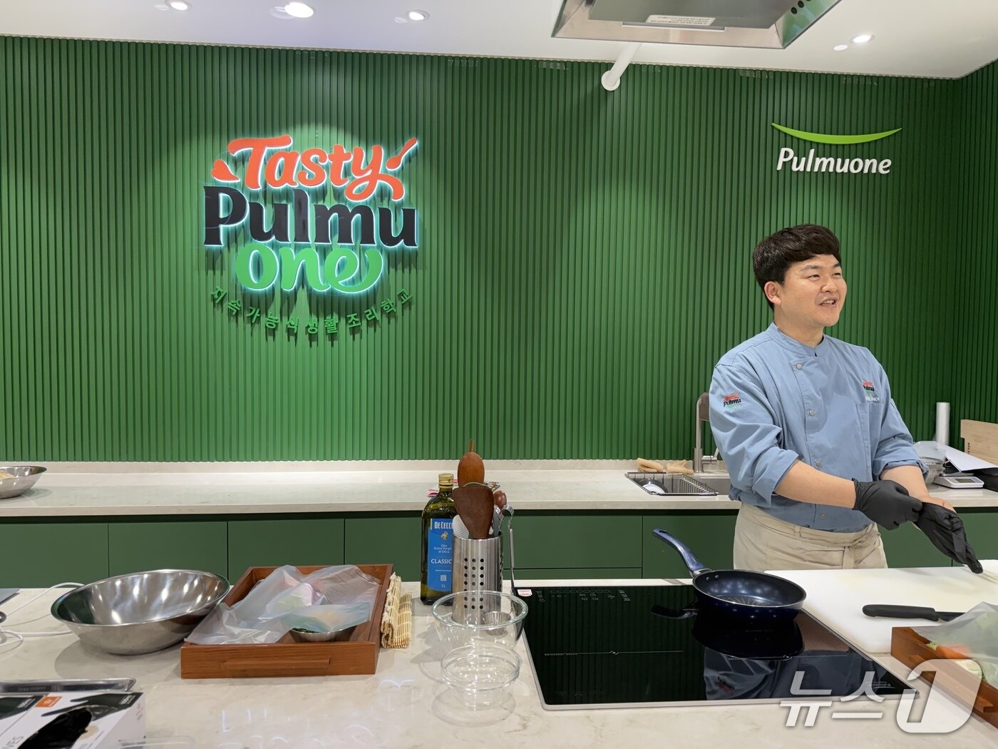 본문 이미지 - 테이스티풀무원 데니얼 최 셰프가 지속가능식생활 메뉴 조리법을 설명하고 있다. ⓒ 뉴스1
