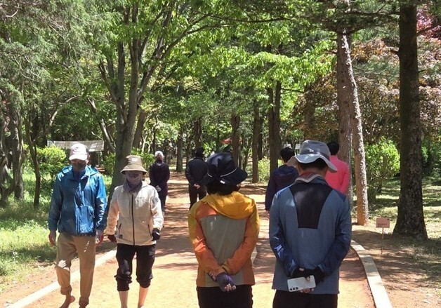 "김제 '모악숨길' 맨발로 걸어요"…자연·건강·감성 담은 힐링 명소 부상