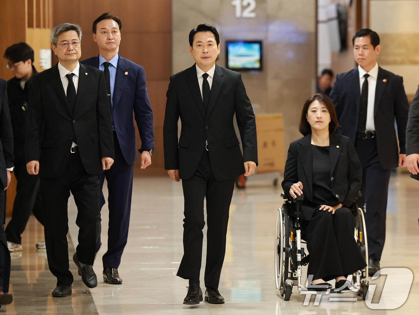 (서울=뉴스1) 임세영 기자 = 장동혁 국민의힘 대표가 25일 서울 서대문구 신촌 세브란스병원 장례식장에 마련된 이회창 전 한나라당(국민의힘 전신) 총재 부인 한인옥 여사 빈소를 …