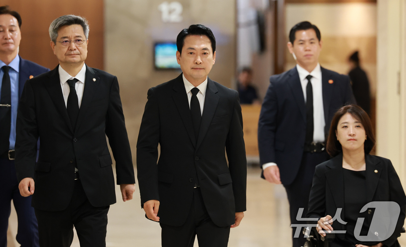 (서울=뉴스1) 임세영 기자 = 장동혁 국민의힘 대표가 25일 서울 서대문구 신촌 세브란스병원 장례식장에 마련된 이회창 전 한나라당(국민의힘 전신) 총재 부인 한인옥 여사 빈소를 …