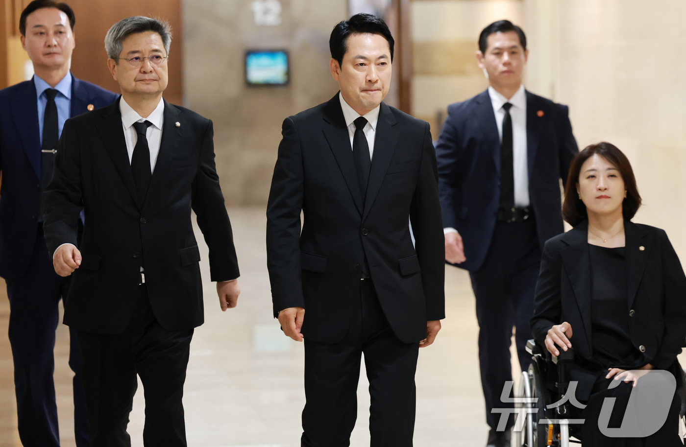 (서울=뉴스1) 임세영 기자 = 장동혁 국민의힘 대표가 25일 서울 서대문구 신촌 세브란스병원 장례식장에 마련된 이회창 전 한나라당(국민의힘 전신) 총재 부인 한인옥 여사 빈소를 …