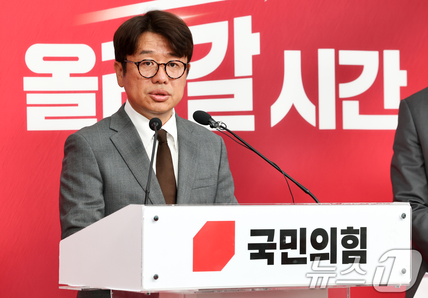 (서울=뉴스1) 최지환 기자 = 경기도 평택을 국회의원 재선거에 출마한 유의동 국민의힘 후보가 25일 오전 서울 여의도 국민의힘 당사에서 김용남 더불어민주당 후보 의혹 관련 긴급 …