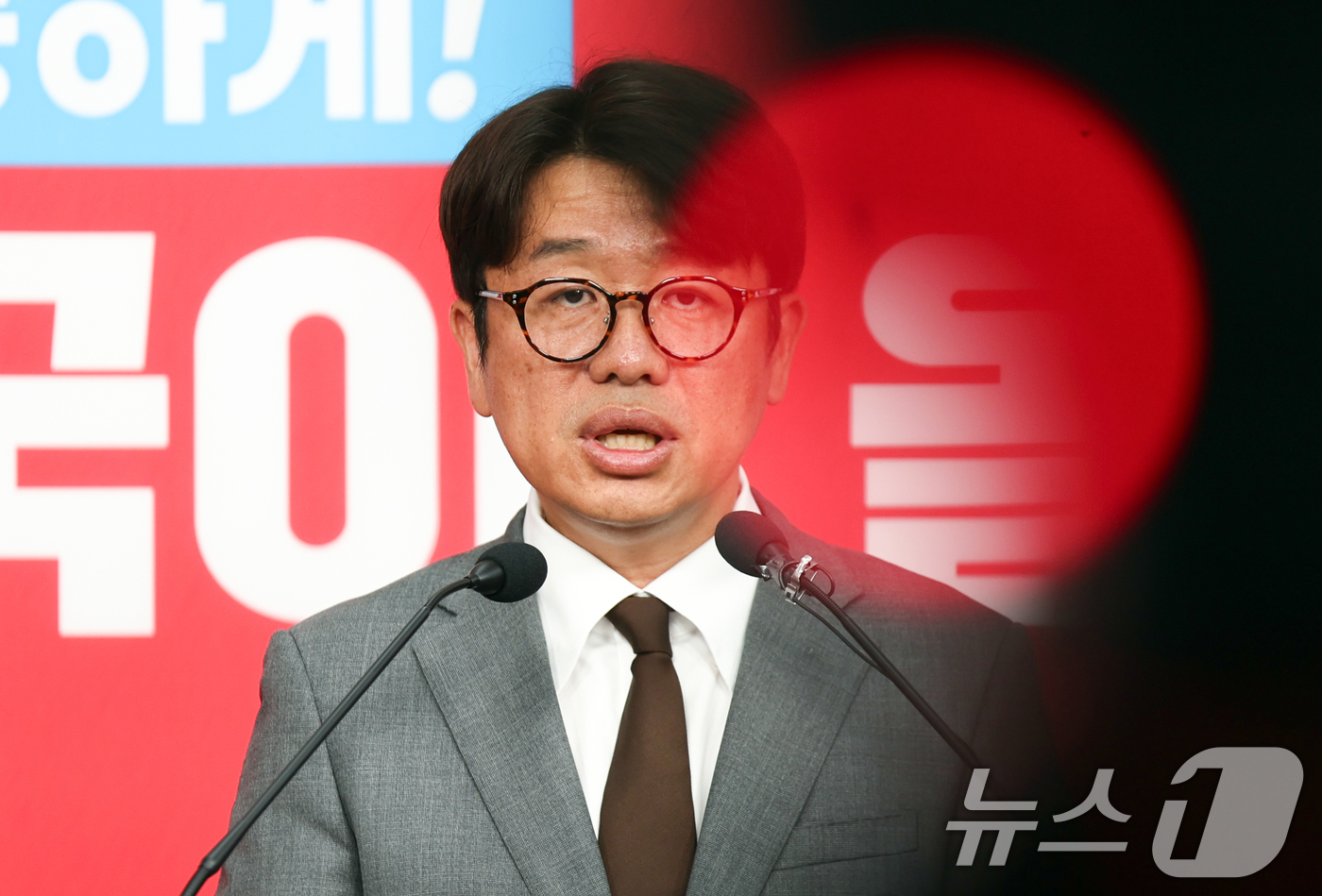 (서울=뉴스1) 최지환 기자 = 경기도 평택을 국회의원 재선거에 출마한 유의동 국민의힘 후보가 25일 오전 서울 여의도 국민의힘 당사에서 김용남 더불어민주당 후보 의혹 관련 긴급 …