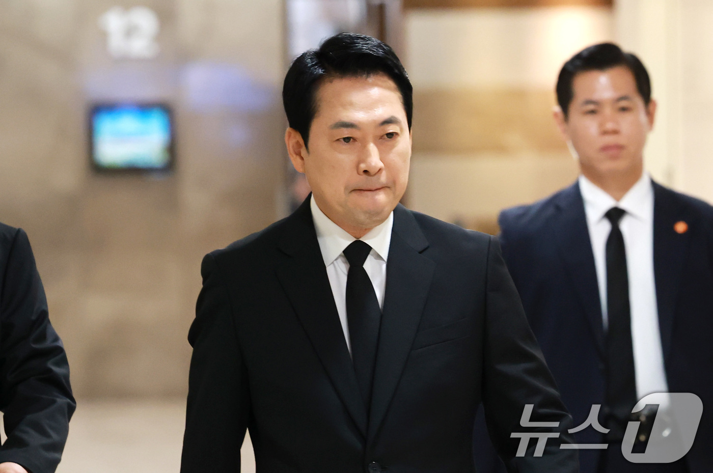 (서울=뉴스1) 임세영 기자 = 장동혁 국민의힘 대표가 25일 서울 서대문구 신촌 세브란스병원 장례식장에 마련된 이회창 전 한나라당(국민의힘 전신) 총재 부인 한인옥 여사 빈소를 …