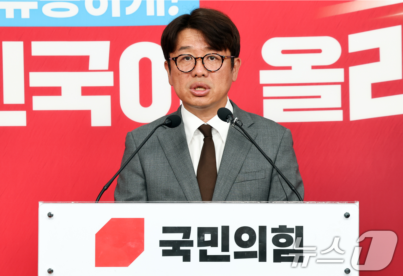 (서울=뉴스1) 최지환 기자 = 경기도 평택을 국회의원 재선거에 출마한 유의동 국민의힘 후보가 25일 오전 서울 여의도 국민의힘 당사에서 김용남 더불어민주당 후보 의혹 관련 긴급 …