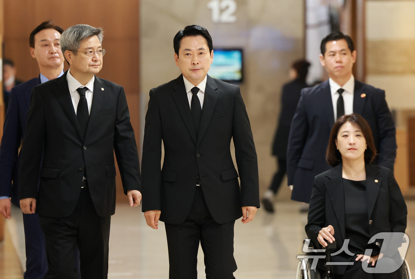(서울=뉴스1) 임세영 기자 = 장동혁 국민의힘 대표가 25일 서울 서대문구 신촌 세브란스병원 장례식장에 마련된 이회창 전 한나라당(국민의힘 전신) 총재 부인 한인옥 여사 빈소를 …