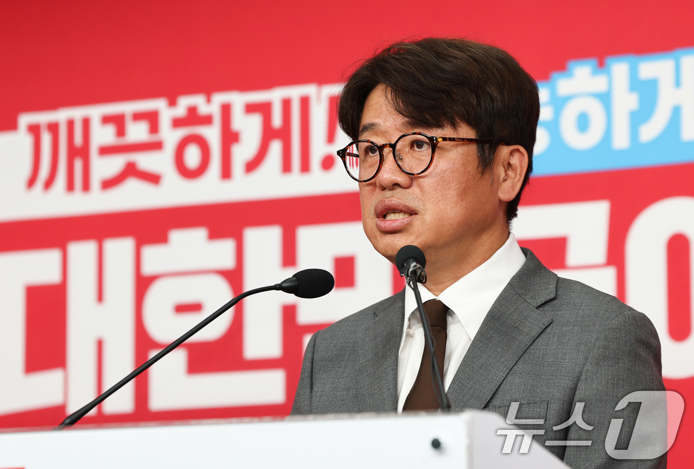 (서울=뉴스1) 최지환 기자 = 경기도 평택을 국회의원 재선거에 출마한 유의동 국민의힘 후보가 25일 오전 서울 여의도 국민의힘 당사에서 김용남 더불어민주당 후보 의혹 관련 긴급 …