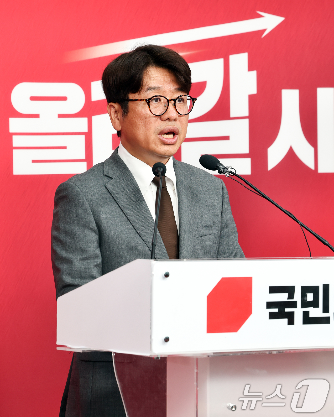 (서울=뉴스1) 최지환 기자 = 경기도 평택을 국회의원 재선거에 출마한 유의동 국민의힘 후보가 25일 오전 서울 여의도 국민의힘 당사에서 김용남 더불어민주당 후보 의혹 관련 긴급 …
