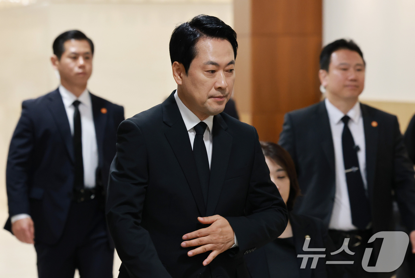 (서울=뉴스1) 임세영 기자 = 장동혁 국민의힘 대표가 25일 서울 서대문구 신촌 세브란스병원 장례식장에 마련된 이회창 전 한나라당(국민의힘 전신) 총재 부인 한인옥 여사 빈소를 …