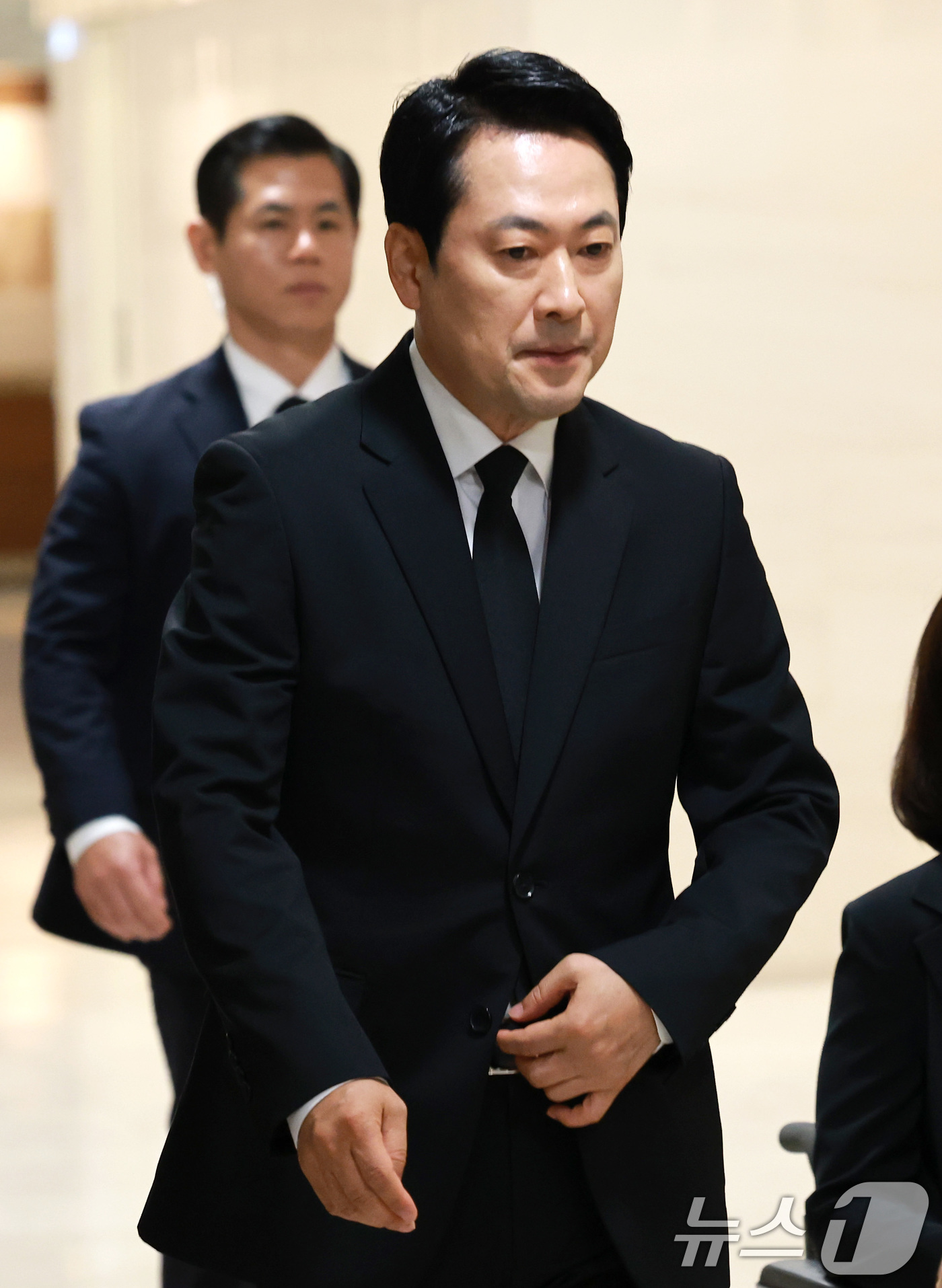 (서울=뉴스1) 임세영 기자 = 장동혁 국민의힘 대표가 25일 서울 서대문구 신촌 세브란스병원 장례식장에 마련된 이회창 전 한나라당(국민의힘 전신) 총재 부인 한인옥 여사 빈소를 …