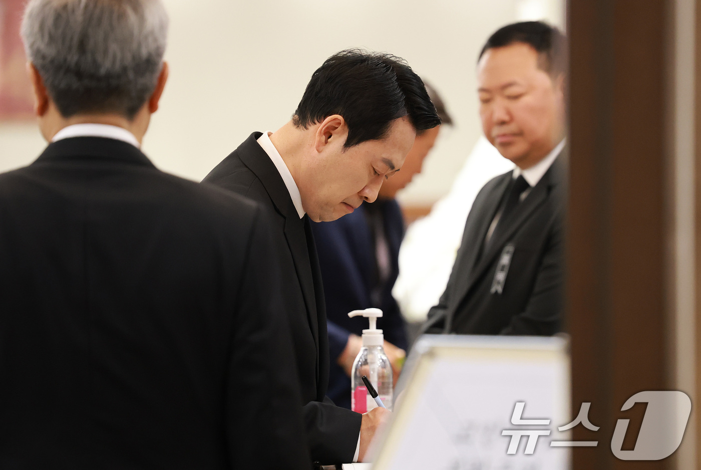 (서울=뉴스1) 임세영 기자 = 장동혁 국민의힘 대표가 25일 서울 서대문구 신촌 세브란스병원 장례식장에 마련된 이회창 전 한나라당(국민의힘 전신) 총재 부인 한인옥 여사 빈소를 …