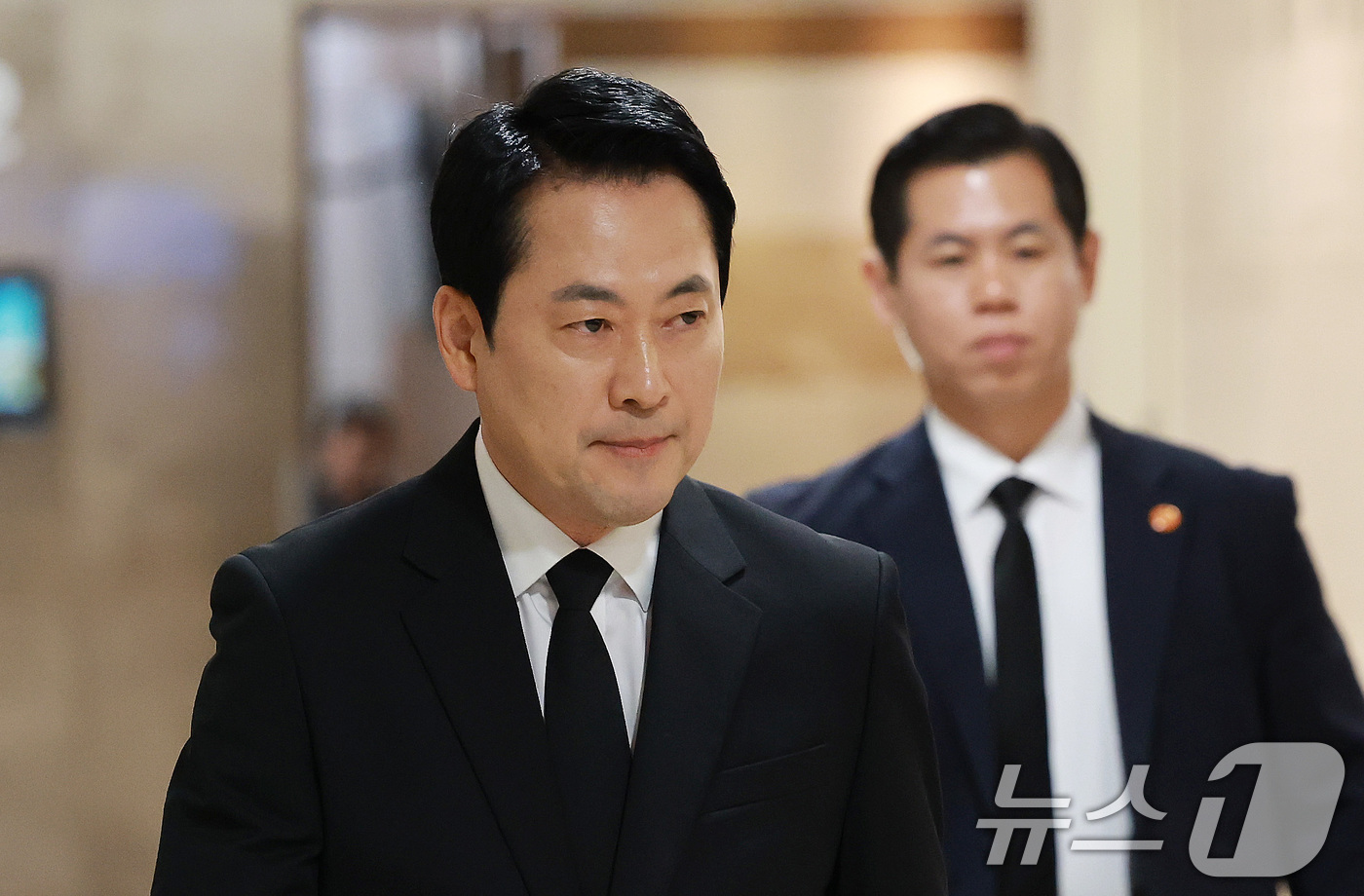 (서울=뉴스1) 임세영 기자 = 장동혁 국민의힘 대표가 25일 서울 서대문구 신촌 세브란스병원 장례식장에 마련된 이회창 전 한나라당(국민의힘 전신) 총재 부인 한인옥 여사 빈소를 …