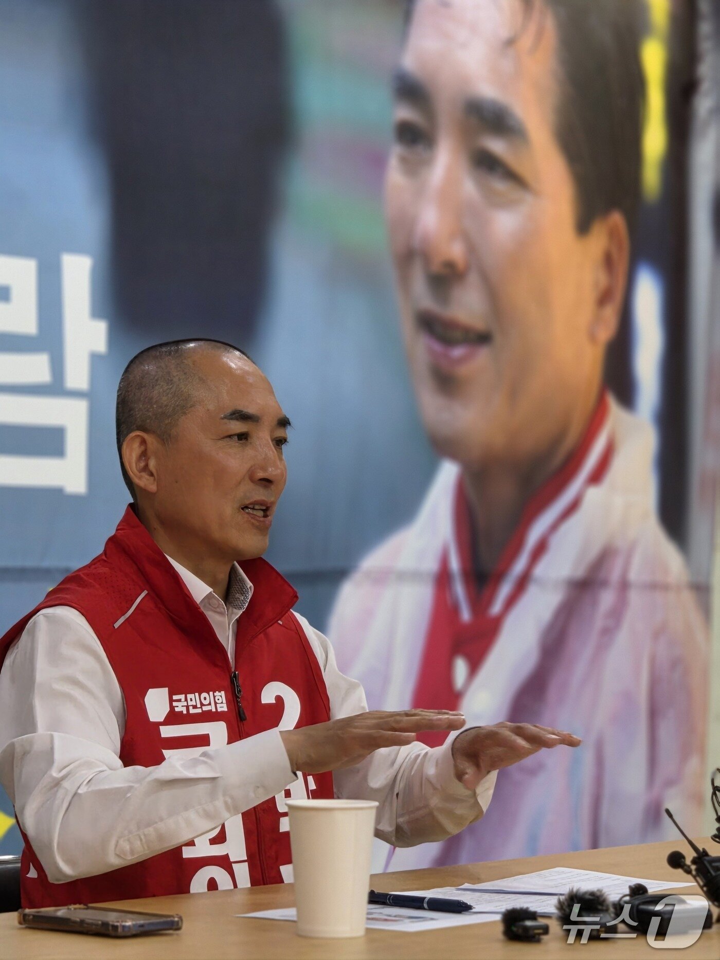 본문 이미지 - 박민식 국민의힘 부산 북구갑 후보가 25일 부산 선거사무소에서 진행된 기자 간담회에서 최근 발표된 여론조사의 신뢰성에 강한 의문을 제기하고 있다. 2026.5.25/뉴스1 ⓒ News1 임순택 기자