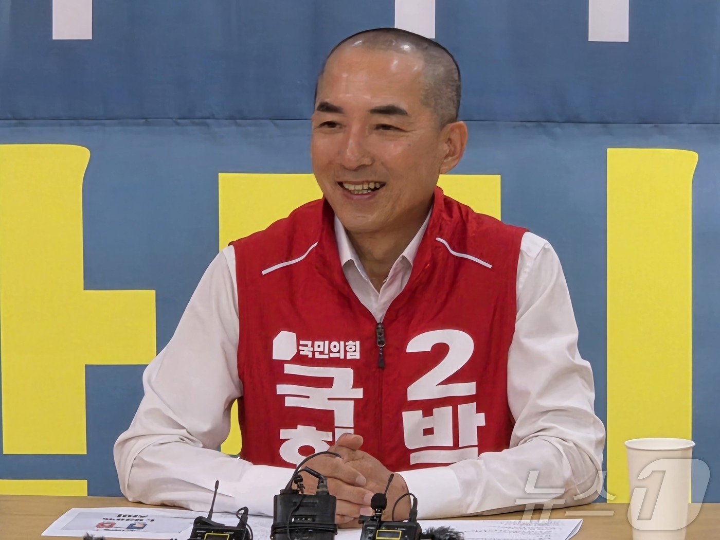 (부산=뉴스1) 임순택 기자 = 박민식 국민의힘 부산 북구갑 후보가 25일 부산 선거사무소에서 진행된 기자 간담회에서 최근 발표된 여론조사의 신뢰성에 강한 의문을 제기하고 있다. …