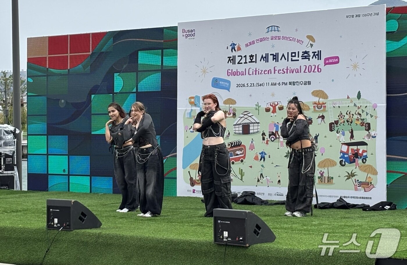본문 이미지 - K-팝 댄스커버를 선보여 세계시민축제 K-팝 경연대회 대상을 수상한 '에코' 팀. 총 8개 국 학생으로 구성됐다. 2026.5.23/뉴스1 ⓒ News1 홍윤 기자