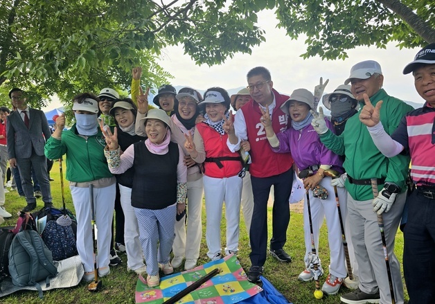 박형준, 어르신 파크골프축제 참석자들과 기념사진 촬영