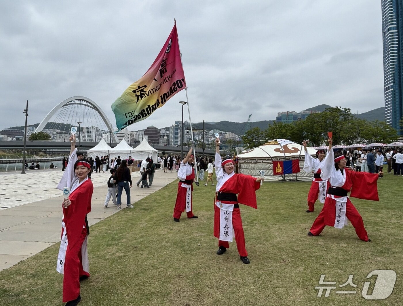 본문 이미지 - 일본 고치현 전통춤 요사코이를 공연하는 모습 2026.5.23/뉴스1 ⓒ News1 홍윤 기자