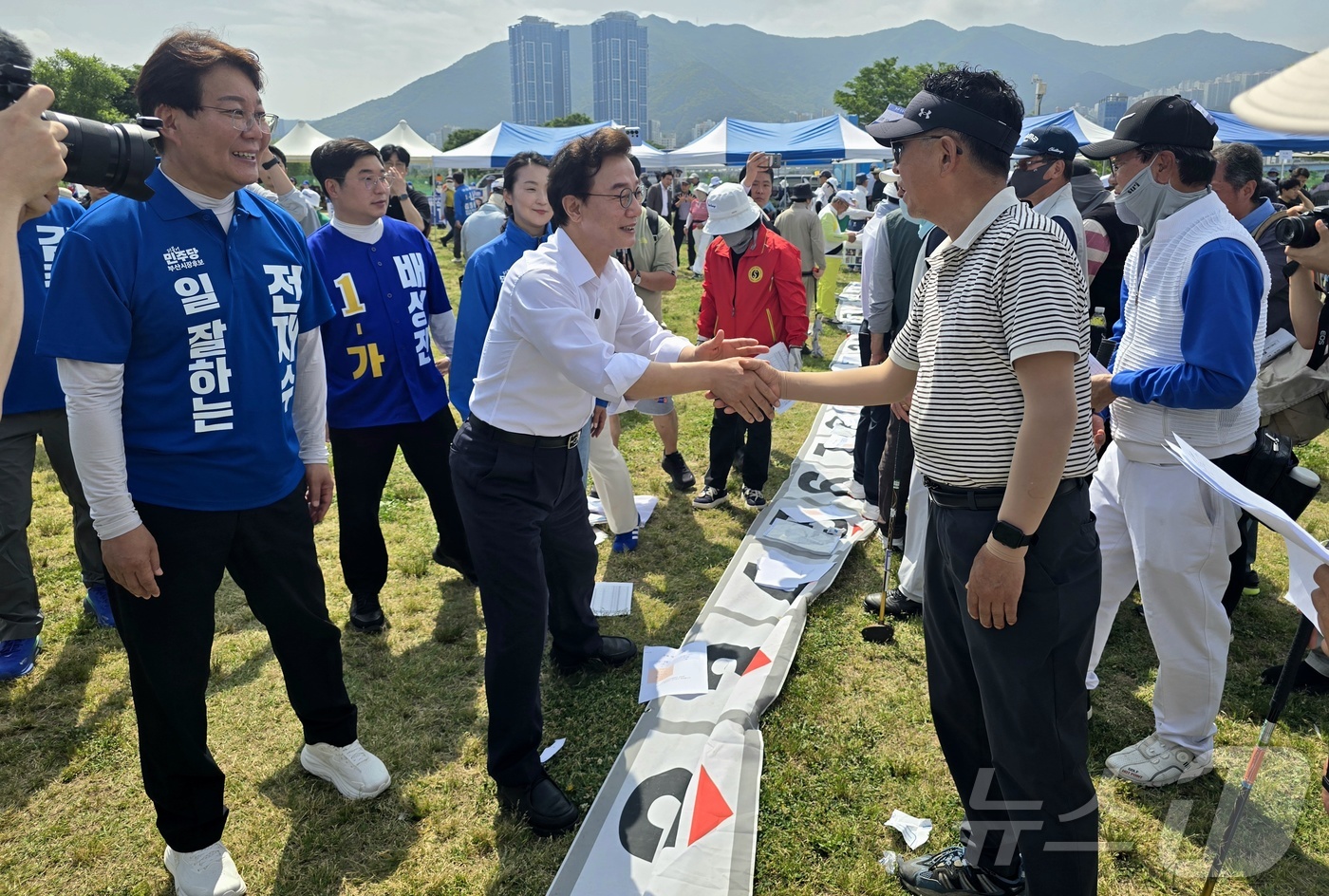 (부산=뉴스1) 이주현 기자 = 전재수 더불어민주당 부산시장 후보가 25일 부산 강서구 대저생태공원 파크골프장에서 열린 '부산어르신 파크골프축제'에 방문해 참석자들과 악수를 하며 …