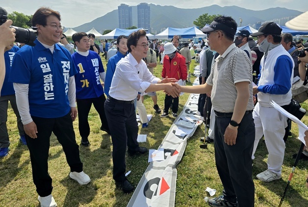 전재수, 파크골프인들과 악수