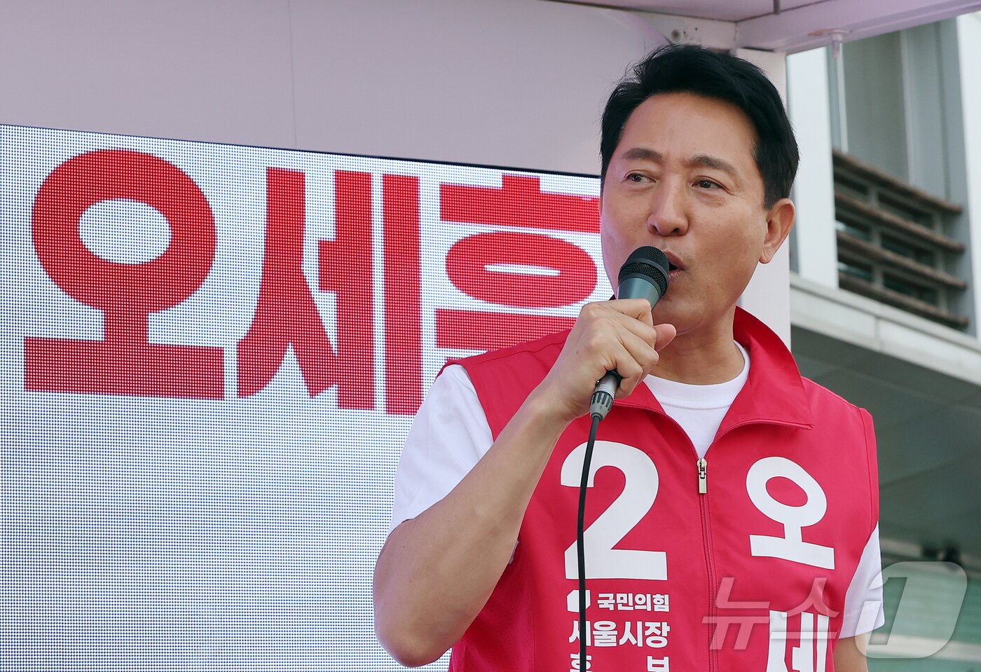 본문 이미지 - 오세훈 국민의힘 서울시장 후보가 25일 서울 도봉구 홈플러스 방학점 앞에서 지지를 호소하고 있다. 2026.5.25 ⓒ 뉴스1 김진환 기자