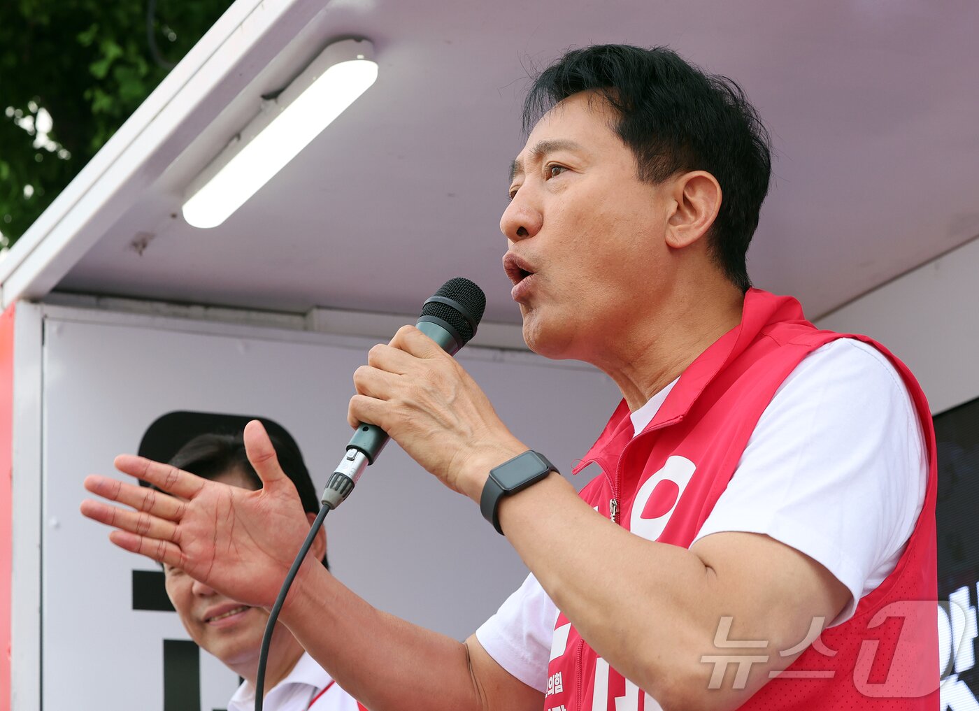 본문 이미지 - 오세훈 국민의힘 서울시장 후보가 25일 서울 도봉구 홈플러스 방학점 앞에서 지지자들의 선물을 받고 환하게 웃고 있다. 2026.5.25 ⓒ 뉴스1 김진환 기자
