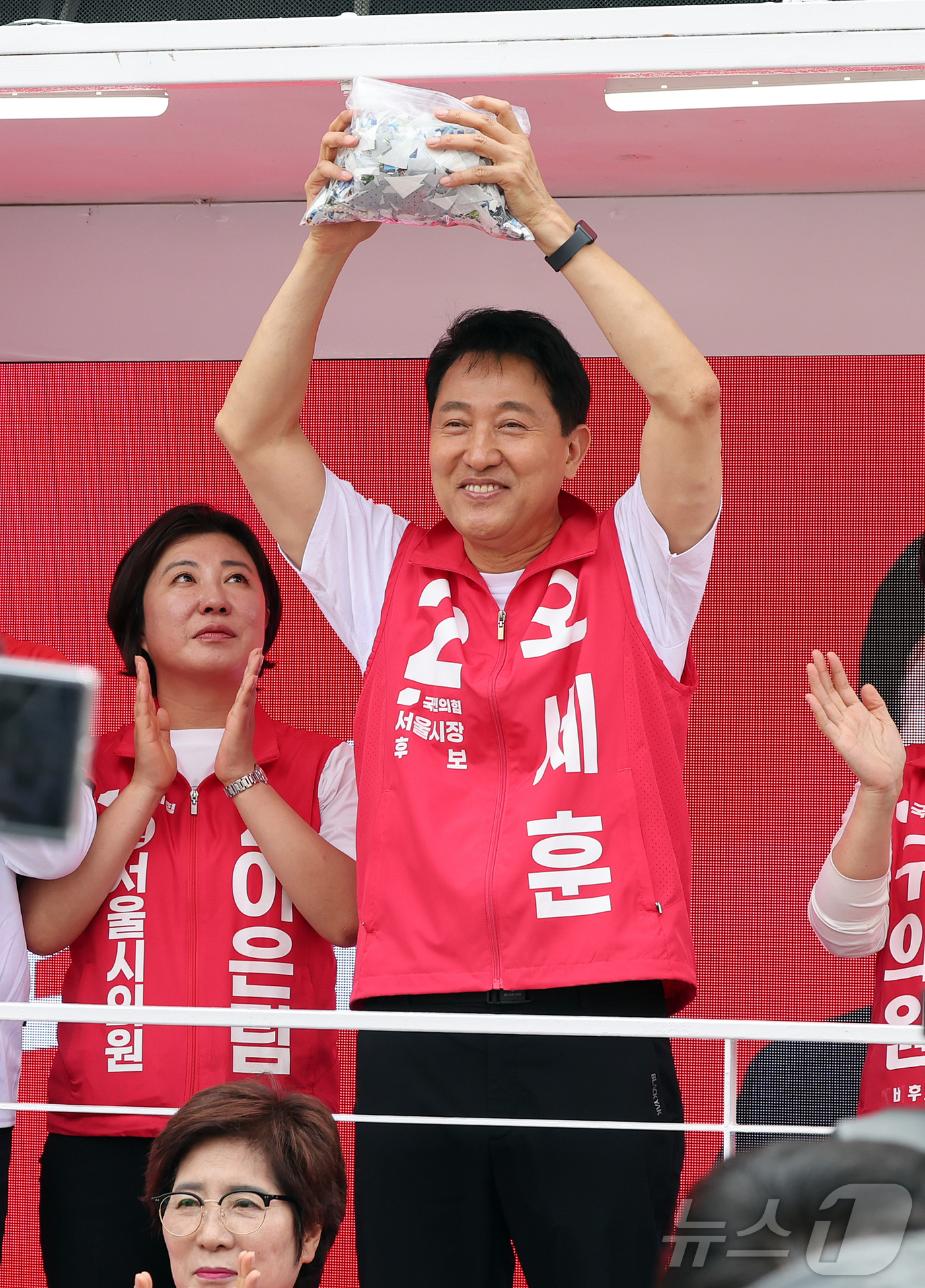 (서울=뉴스1) 김진환 기자 = 오세훈 국민의힘 서울시장 후보가 25일 서울 도봉구 홈플러스 방학점 앞에서 지지자들의 선물을 받고 환하게 웃고 있다. 2026.5.25/뉴스1