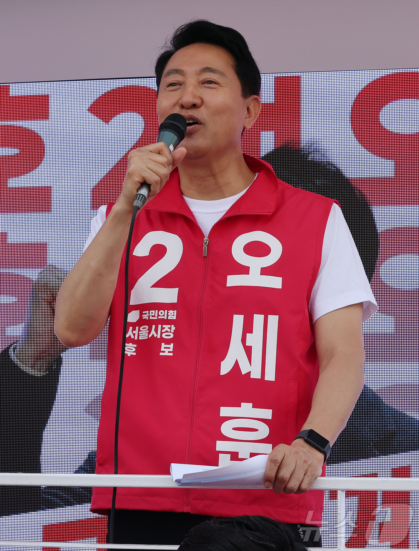 (서울=뉴스1) 김진환 기자 = 오세훈 국민의힘 서울시장 후보가 25일 서울 도봉구 홈플러스 방학점 앞에서 지지를 호소하고 있다. 2026.5.25/뉴스1