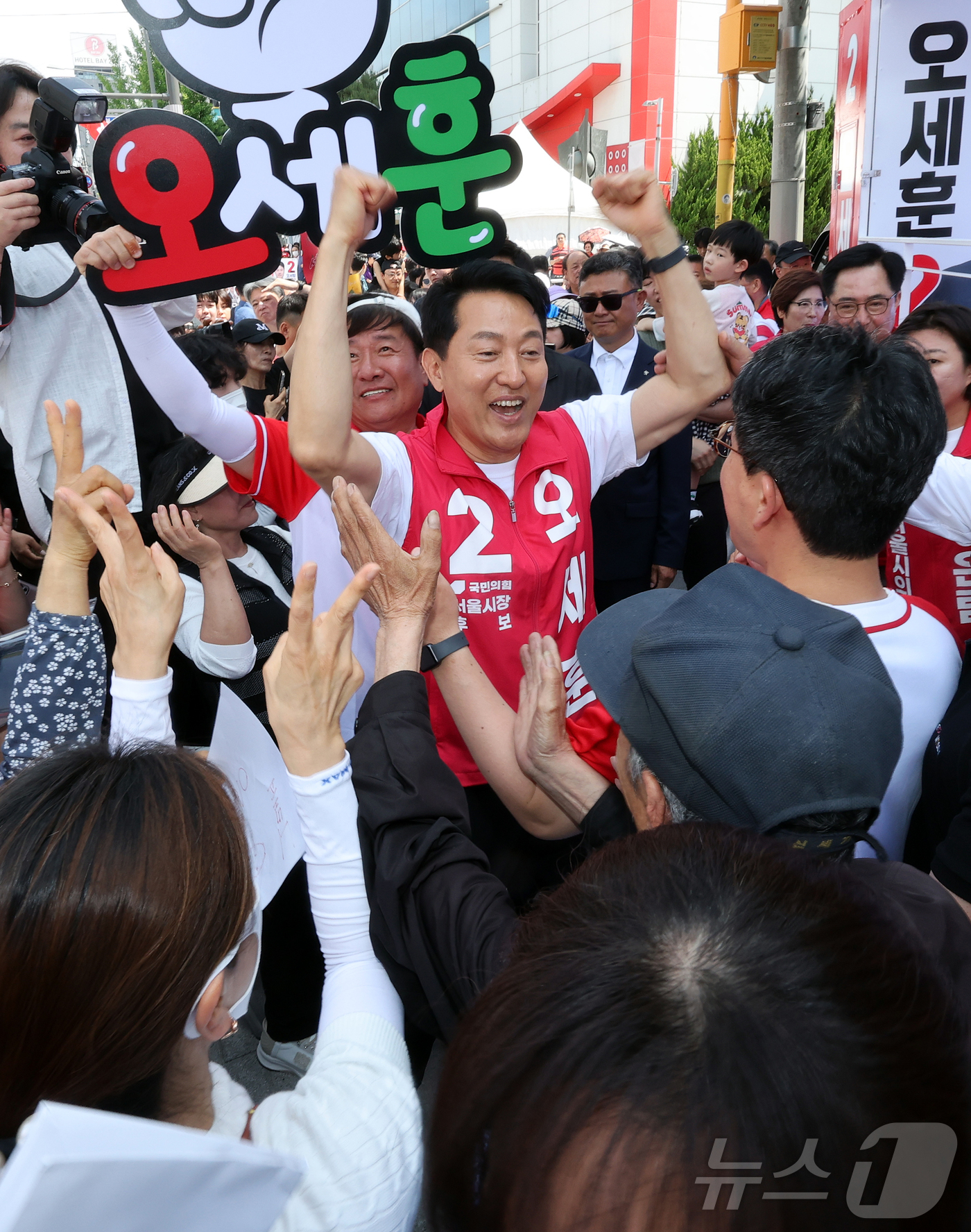 (서울=뉴스1) 김진환 기자 = 오세훈 국민의힘 서울시장 후보가 25일 서울 도봉구 홈플러스 방학점 앞에서 지지자들과 인사를 나누고 있다. 2026.5.25/뉴스1