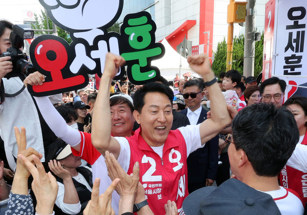 지지자들과 인사 나누는 오세훈 후보