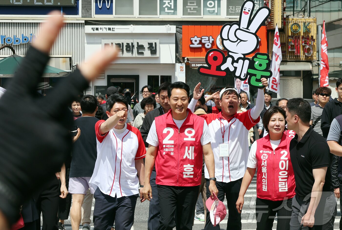 본문 이미지 - 오세훈 국민의힘 서울시장 후보가 25일 서울 도봉구 홈플러스 방학점 앞에 마련된 유세 현장으로 향하고 있다. 2026.5.25 ⓒ 뉴스1 김진환 기자