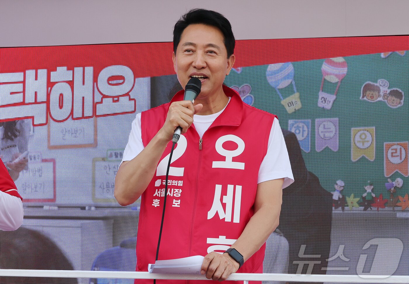 본문 이미지 - 오세훈 국민의힘 서울시장 후보가 25일 서울 도봉구 홈플러스 방학점 앞에서 지지를 호소하고 있다. 2026.5.25 ⓒ 뉴스1 김진환 기자
