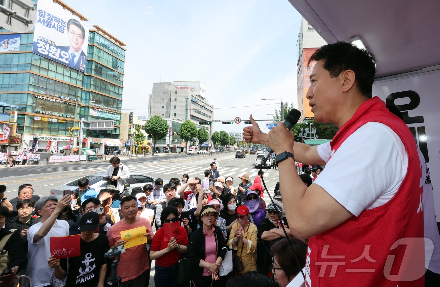본문 이미지 - 오세훈 국민의힘 서울시장 후보가 25일 서울 도봉구 홈플러스 방학점 앞에서 지지를 호소하고 있다. 2026.5.25 ⓒ 뉴스1 김진환 기자