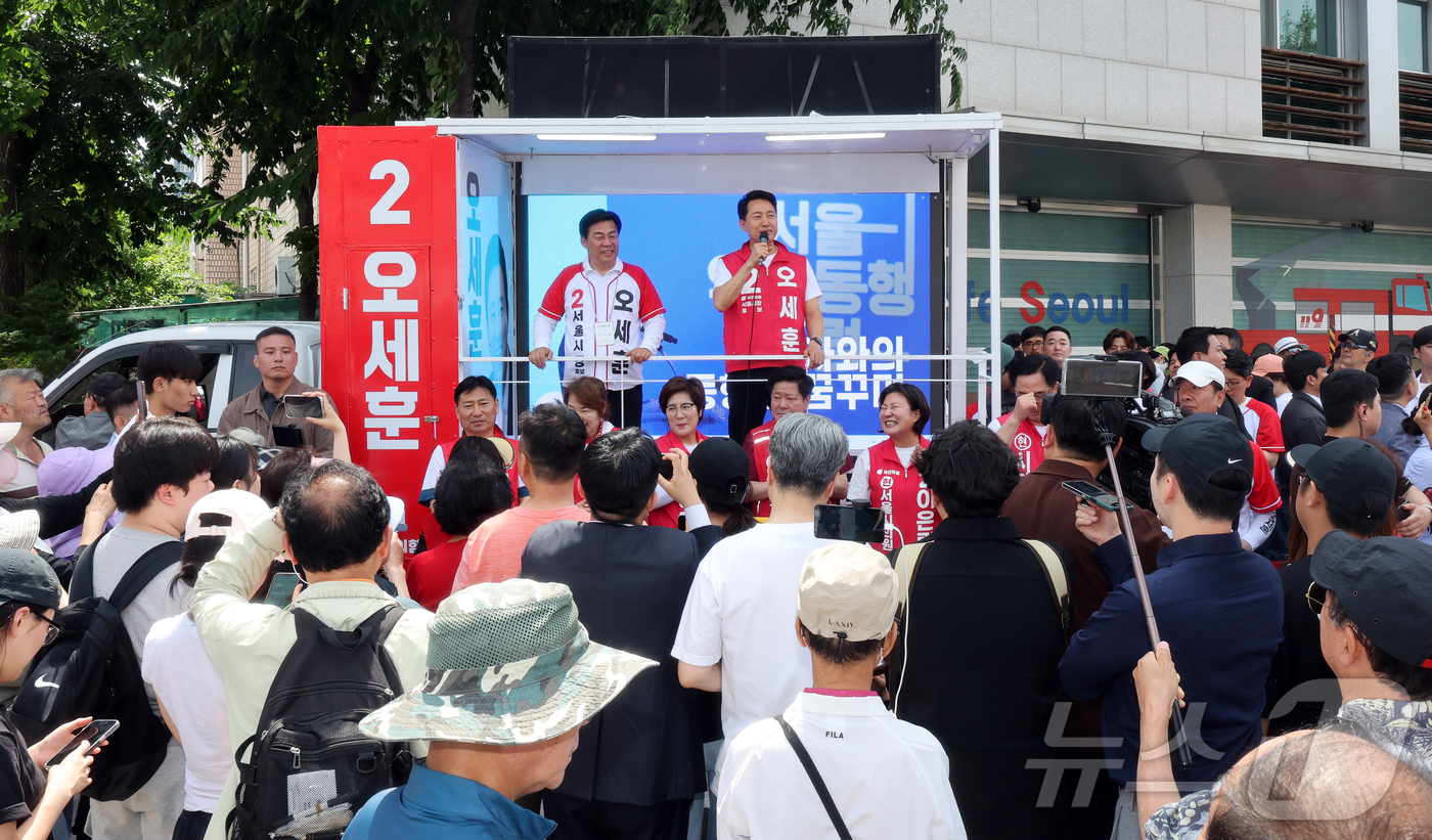(서울=뉴스1) 김진환 기자 = 오세훈 국민의힘 서울시장 후보가 25일 서울 도봉구 홈플러스 방학점 앞에서 지지를 호소하고 있다. 2026.5.25/뉴스1