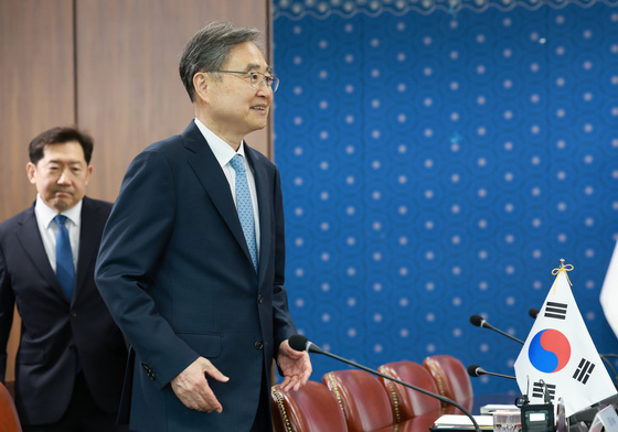 자리로 이동하는 조현 장관