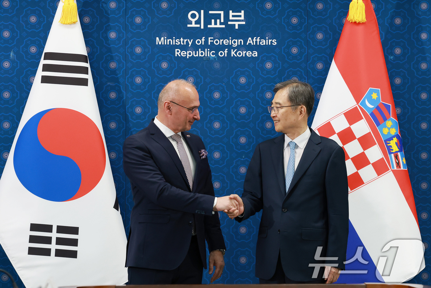 (서울=뉴스1) 임세영 기자 = 조현 외교부 장관과 고르단 그를리치 라드만 크로아티아 외교유럽부 장관이 25일 서울 종로구 외교부 청사에서 열린 한-크로아티아 외교장관 회담에서 악 …