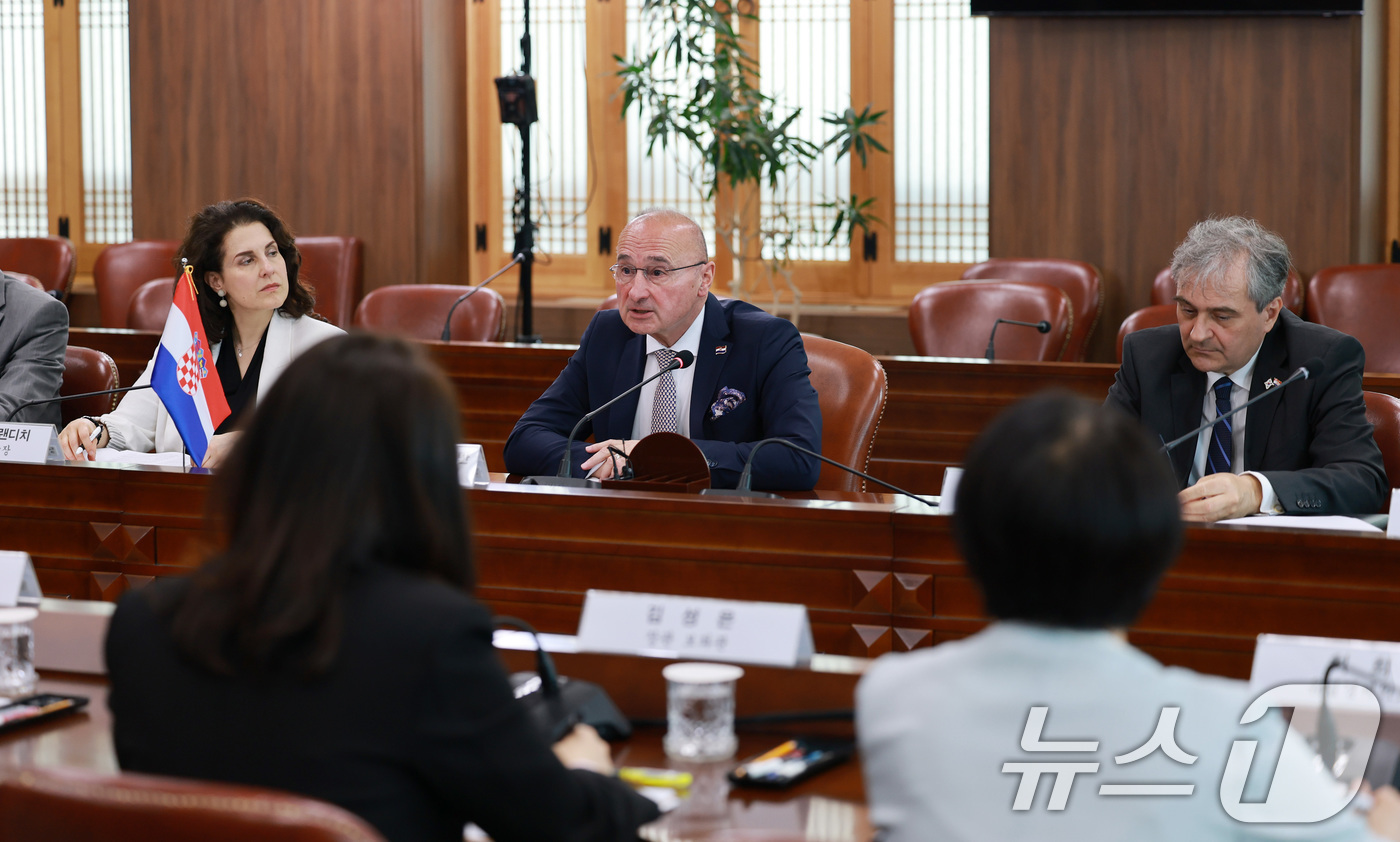 (서울=뉴스1) 임세영 기자 = 고르단 그를리치 라드만 크로아티아 외교유럽부 장관이 25일 서울 종로구 외교부 청사에서 열린 한-크로아티아 외교장관 회담에서 발언을 하고 있다. 2 …