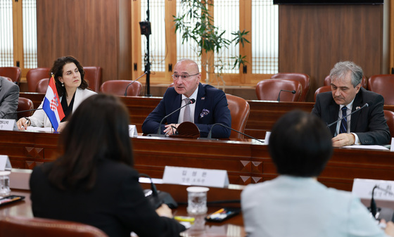 발언하는 고르단 그릴리치 라드만 크로아티아 외교장관