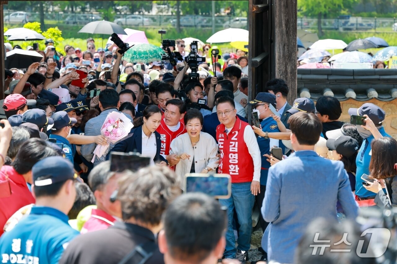 본문 이미지 - 25일 박근혜 전 대통령이 충북 옥천에 있는 모친인 고 육영수 여사 생가에 들어서고 있다.  (전상인 후보 선거사무소 제공. 재판매 및 DB금지) /뉴스1