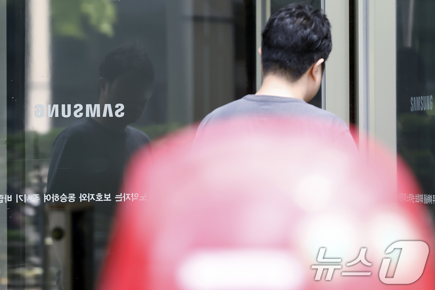 (서울=뉴스1) 박정호 기자 = 삼성전자(005930) 노동조합의 2026년 임금·단체협약 잠정 합의안 찬반 투표가 시작된 지 나흘 만에 투표율 86%를 넘어선 25일 서울 서초구 …