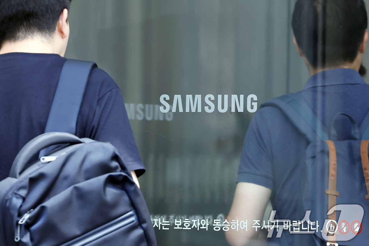 (서울=뉴스1) 박정호 기자 = 삼성전자(005930) 노동조합의 2026년 임금·단체협약 잠정 합의안 찬반 투표가 시작된 지 나흘 만에 투표율 86%를 넘어선 25일 서울 서초구 …