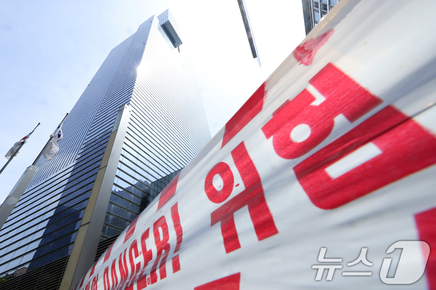(서울=뉴스1) 박정호 기자 = 삼성전자(005930) 노동조합의 2026년 임금·단체협약 잠정 합의안 찬반 투표가 시작된 지 나흘 만에 투표율 86%를 넘어선 25일 서울 서초구 …