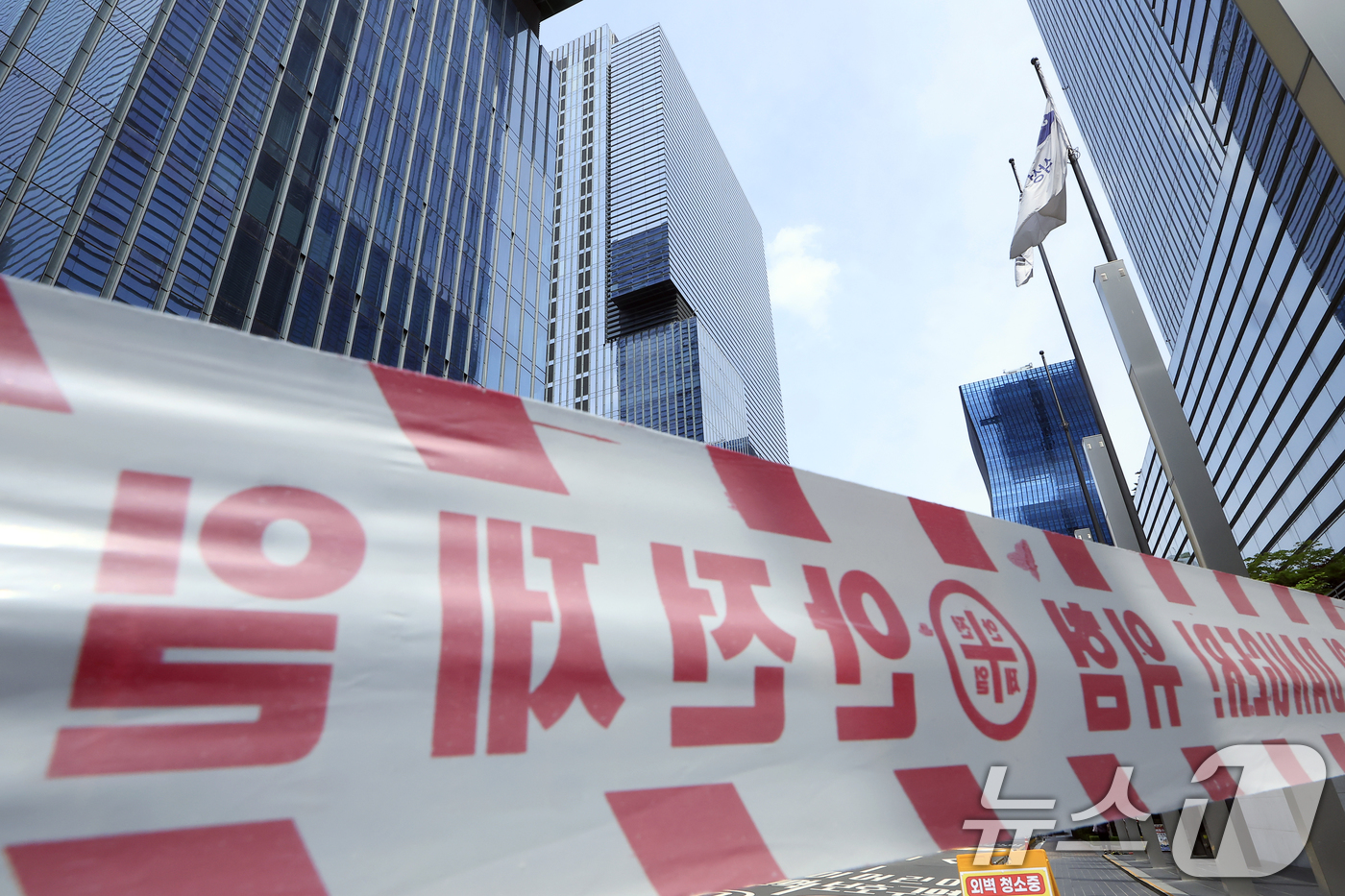 (서울=뉴스1) 박정호 기자 = 삼성전자(005930) 노동조합의 2026년 임금·단체협약 잠정 합의안 찬반 투표가 시작된 지 나흘 만에 투표율 86%를 넘어선 25일 서울 서초구 …
